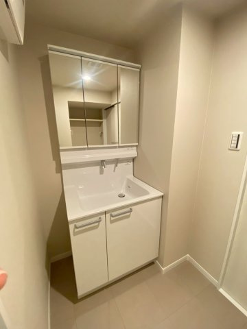 【独立洗面台】 | 東峰マンション長者原 | 三面鏡裏収納付で、散らかりがちな洗面回りもすっきりと片付きます