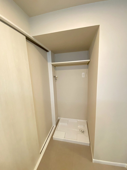 【ランドリースペース】 | 東峰マンション長者原 | 洗濯機置き場の上部のスペースには洗剤等を置ける棚が設置されています