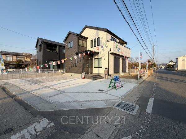 太田第4鶴生田町 2号棟の前面道路含む現地写真|並列駐車可能な駐車場スペースです。