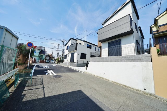 【横浜市保土ケ谷区初音ケ丘53-50全2棟新築戸建て】★仲介手数料無料★（初音ヶ丘小学校・橘中学校）の前面道路含む現地写真