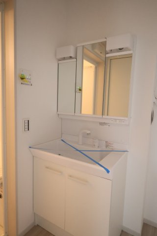 《仲介手数料無料》北区別所町13-14新築一戸建てリガーレの独立洗面台|撮影日 2025年9月4日 13:30 曇り