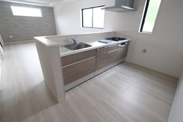 《仲介手数料無料》北区別所町13-14新築一戸建てリガーレのキッチン|撮影日 2025年9月4日 13:30 曇り