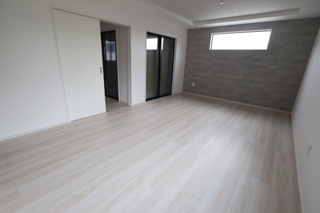 《仲介手数料無料》北区別所町13-14新築一戸建てリガーレの居間・リビング|撮影日 2025年9月4日 13:30 曇り