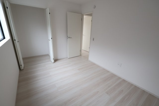 《仲介手数料無料》北区別所町13-14新築一戸建てリガーレの洋室|撮影日 2025年9月4日 13:30 曇り