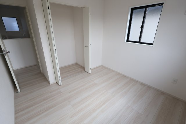 《仲介手数料無料》北区別所町13-14新築一戸建てリガーレの洋室|撮影日 2025年9月4日 13:30 曇り