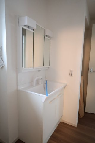 《仲介手数料無料》北区別所町13-14新築一戸建てリガーレの独立洗面台|撮影日 2025年9月4日 13:30 曇り