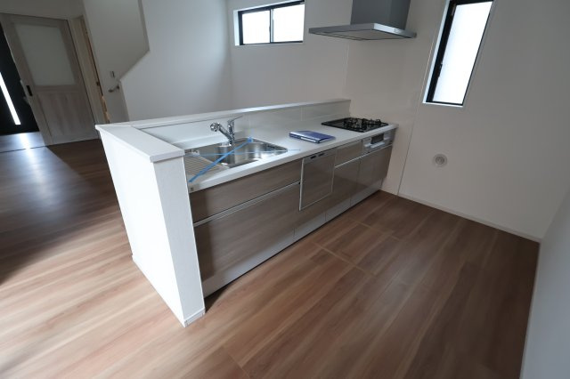 【キッチン】 | 《仲介手数料無料》北区別所町13-14(2号棟)新築一戸建てリガーレ | 撮影日 2025年9月4日 13:30 曇り