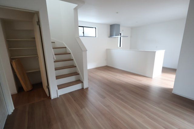 【居間・リビング】 | 《仲介手数料無料》北区別所町13-14(2号棟)新築一戸建てリガーレ | 撮影日 2025年9月4日 13:30 曇り