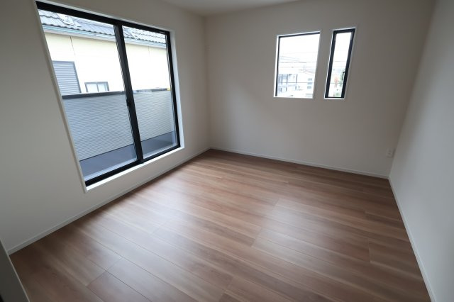 《仲介手数料無料》北区別所町13-14新築一戸建てリガーレの洋室|撮影日 2025年9月4日 13:30 曇り