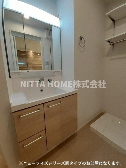 ハーモニー福知山　Ｄ棟の洗面所|【イメージ写真】独立洗髪洗面台や室内洗濯機置き場も設置◇