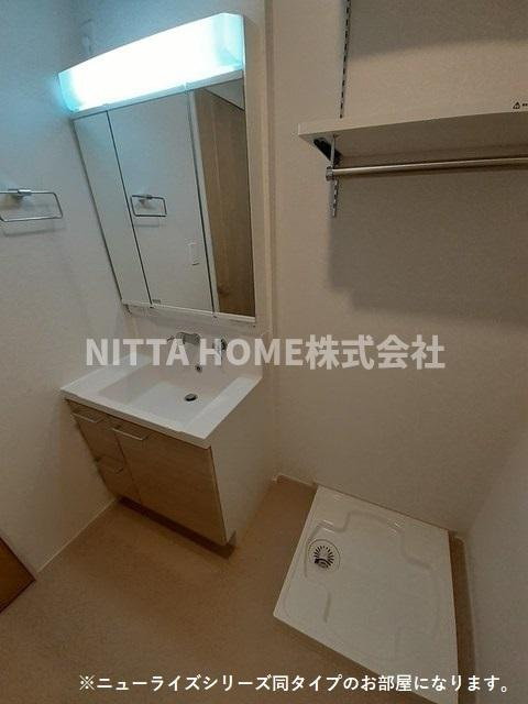 ハーモニー福知山　Ａ棟の洗面所|【イメージ写真】独立洗髪洗面台や室内洗濯機置き場も設置◇