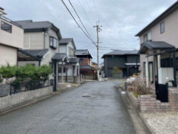 和歌山市栄谷　中古戸建の前面道路含む現地写真