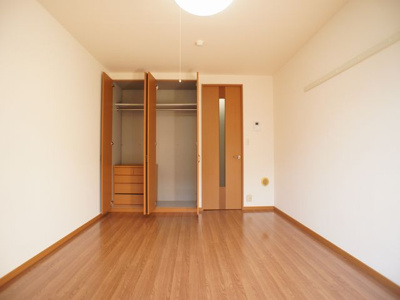 【居間・リビング】 | ルミエールＭ | 収納扉が姿見になっているので便利です♪