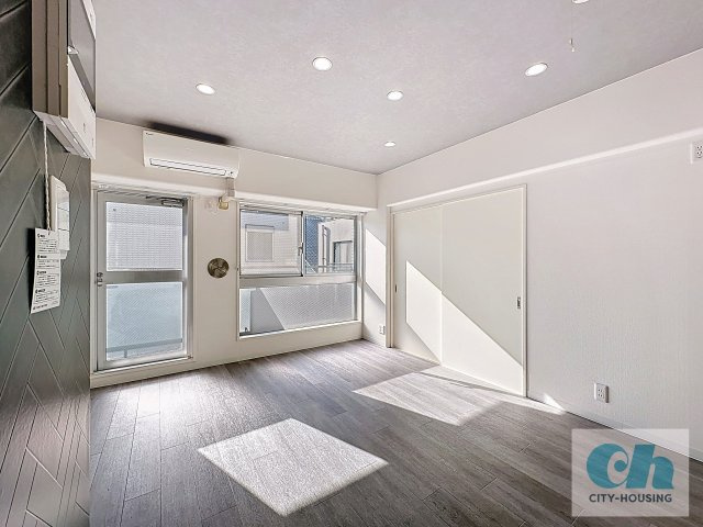 スカイライフハイツ 302号室の居間・リビング