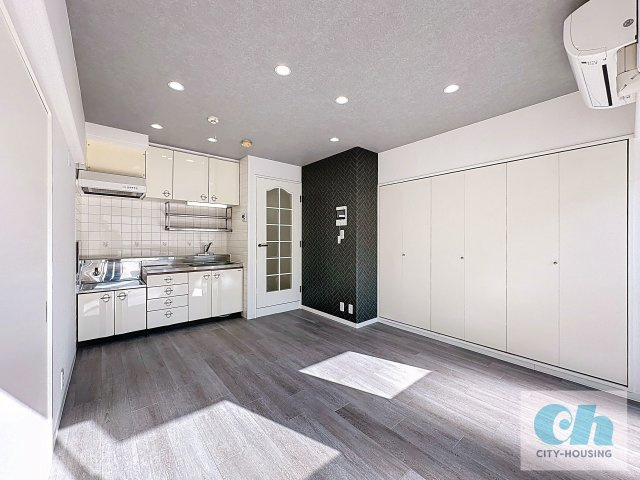 スカイライフハイツ 302号室の居間・リビング