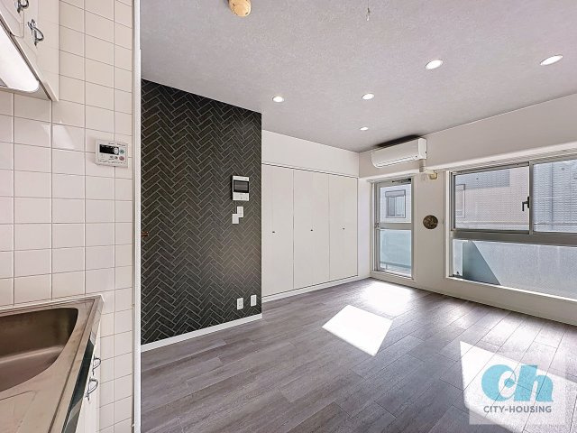 スカイライフハイツ 302号室の居間・リビング