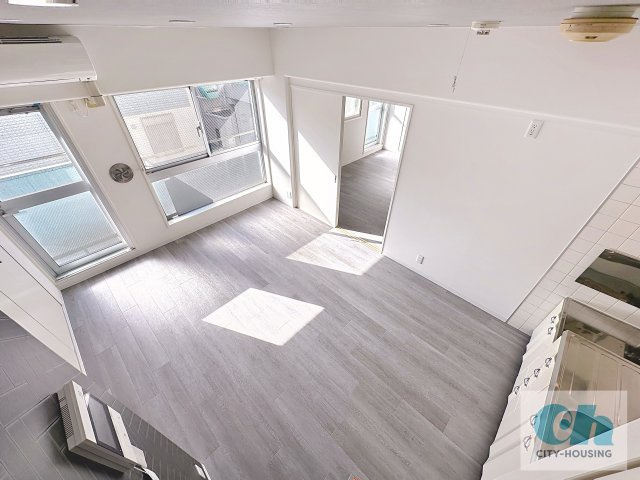 スカイライフハイツ 302号室の居間・リビング