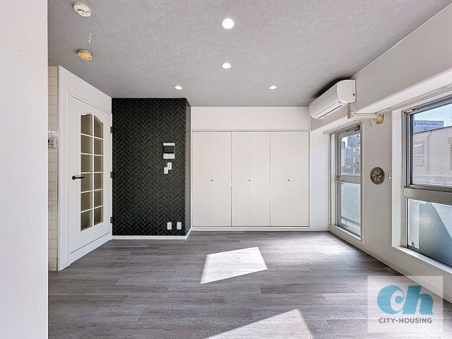 スカイライフハイツ 302号室の居間・リビング