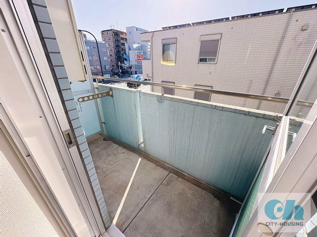 スカイライフハイツ 302号室のバルコニー