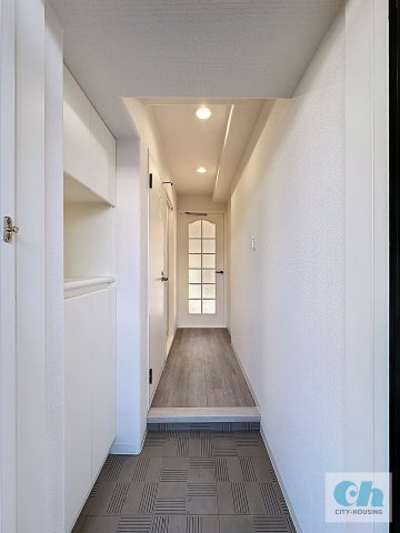 スカイライフハイツ 302号室の玄関