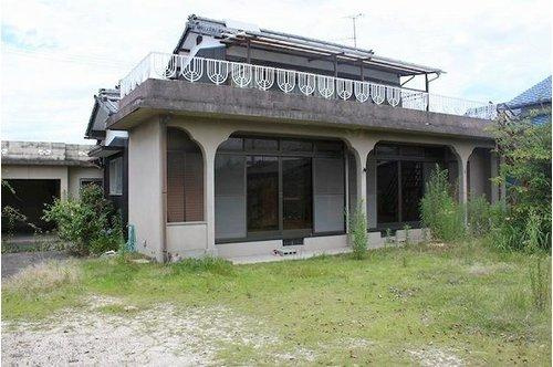 松山市府中土地の外観|昭和４４年の建物が建っています
