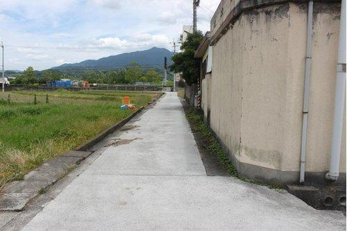 松山市府中土地の前面道路含む現地写真|幅員約２.７ｍですが十分、車の往来は可能な北側道路です