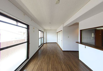 【居間・リビング】 | ロイヤルヴェール山下 | こちらの居間で趣味の時間をお楽しみください