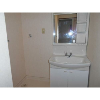 【洗面所】 | ロイヤルヴェール山下 | スペースが確保できる洗面所です