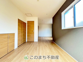 【洋室】 | ブルーミングガーデン宇都宮市花房1丁目　1号棟 | 採光も確保されたお部屋です。大きいベッドを置いても余裕のあるゆとり空間。
