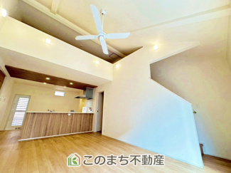 【居間・リビング】 | ブルーミングガーデン宇都宮市花房1丁目　1号棟 | 豊かな光が照らすこの場所は、たわいもない会話を楽しみ、ゆったりとした時間を過ごす場所。家族の日常が刻まれる大切な空間です。
