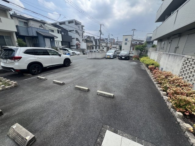 アークファイブの駐車場