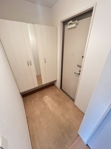 アークファイブの玄関