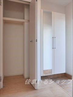 安芸高田市吉田町常友のアパートの玄関|玄関収納・ミラー付き大型シューズボックスあり