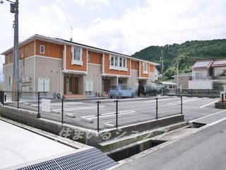 安芸高田市吉田町常友のアパートの駐車場