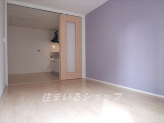 安芸高田市吉田町常友のアパートの居間・リビング