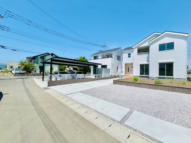 富岡市上高瀬の前面道路含む現地写真|間口も広く閑静な住宅地で、駐車も楽々♪