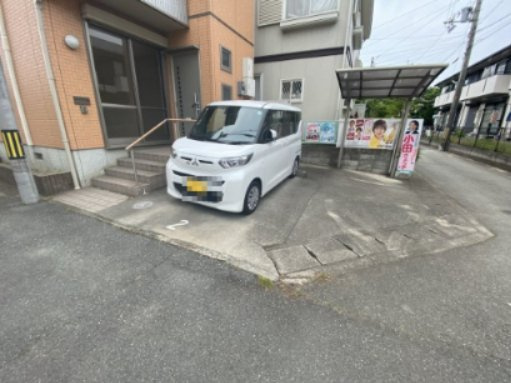 シャーメゾン西浜の駐車場