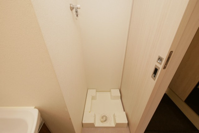 【設備】 | プレサンス難波マジョリティ | 洗濯機置き場です