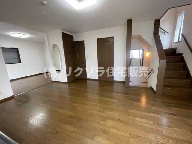 堀溝３丁目　中古一戸建ての居間・リビング|LDK18.25帖　収納付き
■物件内覧・資金計画相談・住宅ローン相談、リフォーム相談、お問合せ受付中■
※当日・翌日のご内覧、ご相談はお電話でのお問合せがスムーズです！