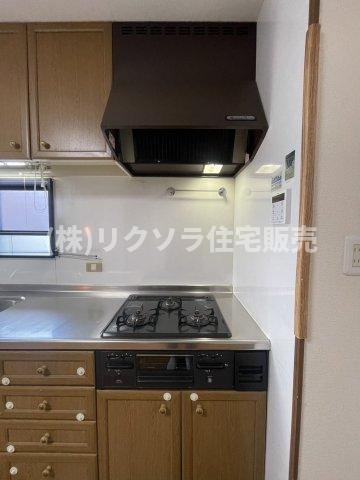 堀溝３丁目　中古一戸建てのキッチン|ビルトイン三口コンロ
■物件内覧・資金計画相談・住宅ローン相談、リフォーム相談、お問合せ受付中■
※当日・翌日のご内覧、ご相談はお電話でのお問合せがスムーズです！