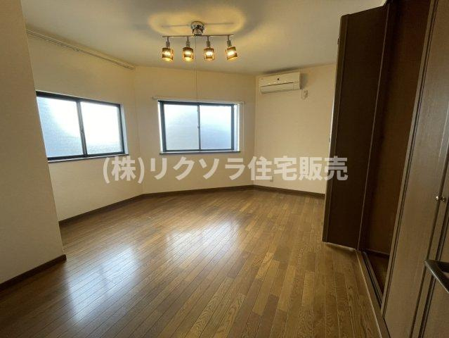 堀溝３丁目　中古一戸建ての洋室|洋室8.75帖
■物件内覧・資金計画相談・住宅ローン相談、リフォーム相談、お問合せ受付中■
※当日・翌日のご内覧、ご相談はお電話でのお問合せがスムーズです！