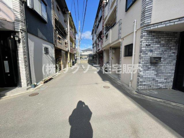 堀溝３丁目　中古一戸建ての前面道路含む現地写真|前道　南　幅員4.0ｍ　西　幅員4.0ｍ
■物件内覧・資金計画相談・住宅ローン相談、リフォーム相談、お問合せ受付中■
※当日・翌日のご内覧、ご相談はお電話でのお問合せがスムーズです！