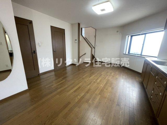 堀溝３丁目　中古一戸建ての洋室|洋室8.5帖　陽当たり良好
■物件内覧・資金計画相談・住宅ローン相談、リフォーム相談、お問合せ受付中■
※当日・翌日のご内覧、ご相談はお電話でのお問合せがスムーズです！