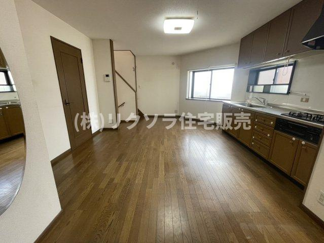 堀溝３丁目　中古一戸建ての居間・リビング|LDK18.25帖
■物件内覧・資金計画相談・住宅ローン相談、リフォーム相談、お問合せ受付中■
※当日・翌日のご内覧、ご相談はお電話でのお問合せがスムーズです！