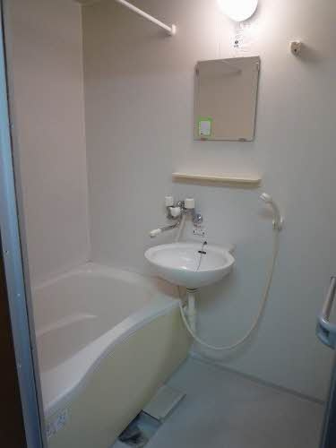 ジェネス寺本の浴室