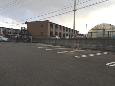 【駐車場】 | プラスパーⅠ | 駐車場があるので、車を買う予定の方も安心です