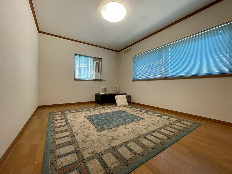 国松町　中古一戸建ての洋室|洋室8.0帖
■物件内覧・資金計画相談・住宅ローン相談、リフォーム相談、お問合せ受付中■
※当日・翌日のご内覧、ご相談はお電話でのお問合せがスムーズです！