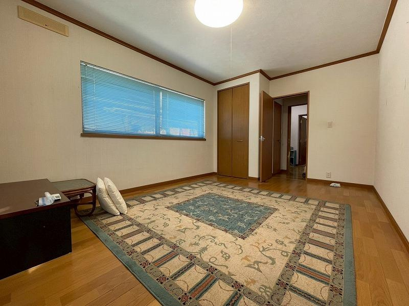 国松町　中古一戸建ての寝室|洋室8.0帖　収納
■物件内覧・資金計画相談・住宅ローン相談、リフォーム相談、お問合せ受付中■
※当日・翌日のご内覧、ご相談はお電話でのお問合せがスムーズです！