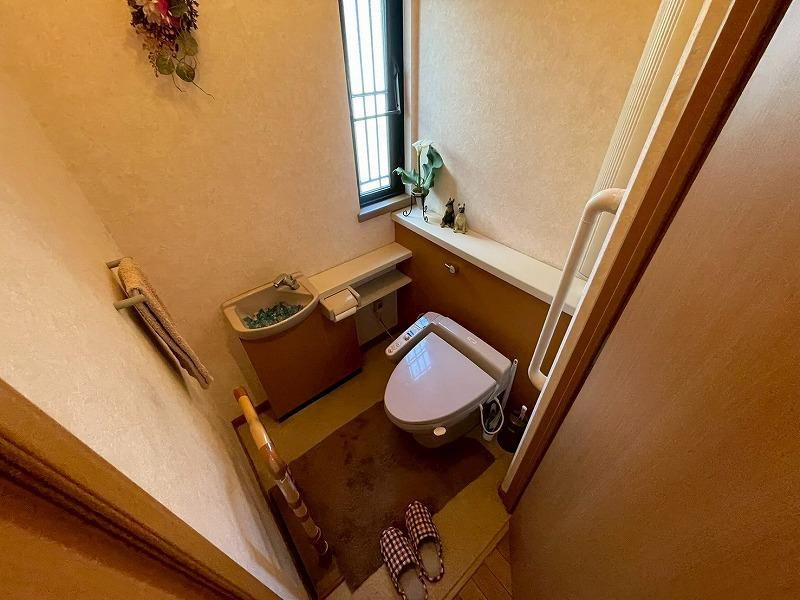 国松町　中古一戸建てのトイレ|温水洗浄便座
■物件内覧・資金計画相談・住宅ローン相談、リフォーム相談、お問合せ受付中■
※当日・翌日のご内覧、ご相談はお電話でのお問合せがスムーズです！