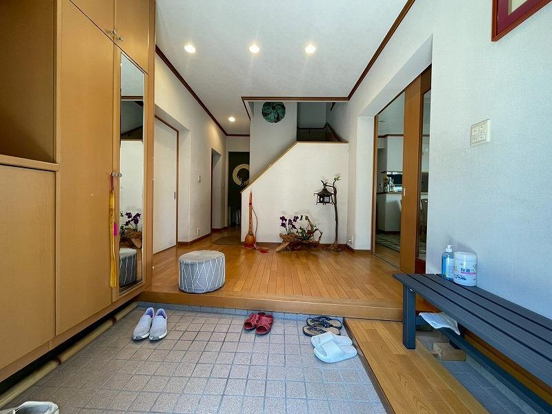 国松町　中古一戸建ての玄関|シューズボックス
■物件内覧・資金計画相談・住宅ローン相談、リフォーム相談、お問合せ受付中■
※当日・翌日のご内覧、ご相談はお電話でのお問合せがスムーズです！